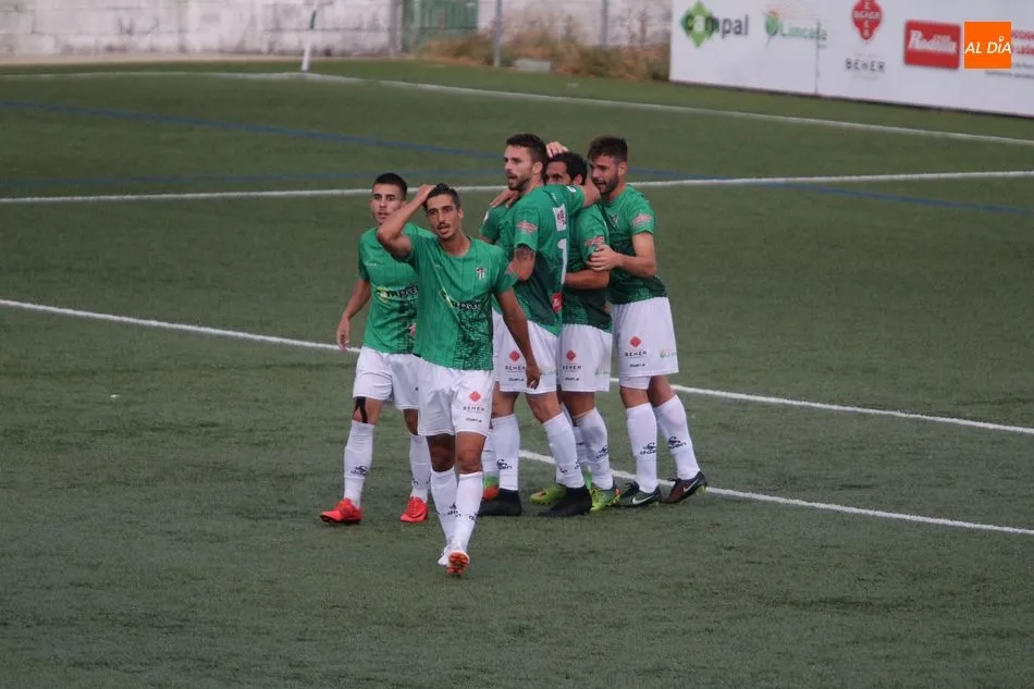 Foto 11 - El CD Guijuelo gana al Uni&oacute;n Adarve y se consolida en casa (2-1)