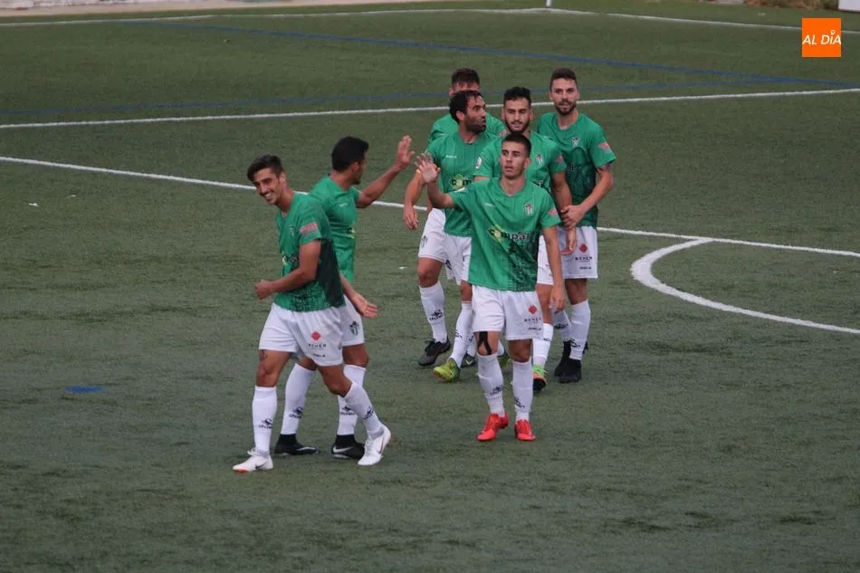 Foto 10 - El CD Guijuelo gana al Uni&oacute;n Adarve y se consolida en casa (2-1)
