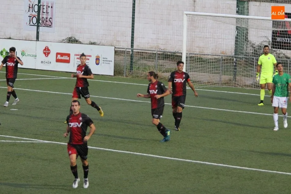 Foto 8 - El CD Guijuelo gana al Uni&oacute;n Adarve y se consolida en casa (2-1)