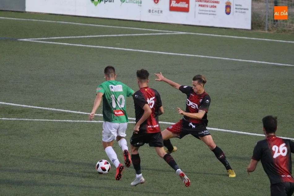 Foto 2 - El CD Guijuelo gana al Uni&oacute;n Adarve y se consolida en casa (2-1)