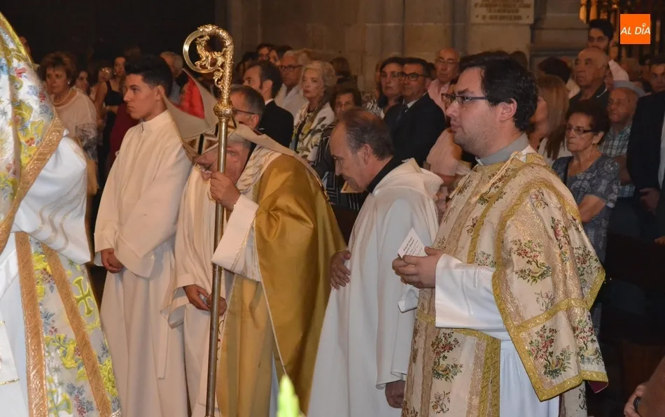 Foto 10 - La Catedral se queda peque&ntilde;a en la Ordenaci&oacute;n Sacerdotal de Miguel &Aacute;ngel Garc&iacute;a Miguel  