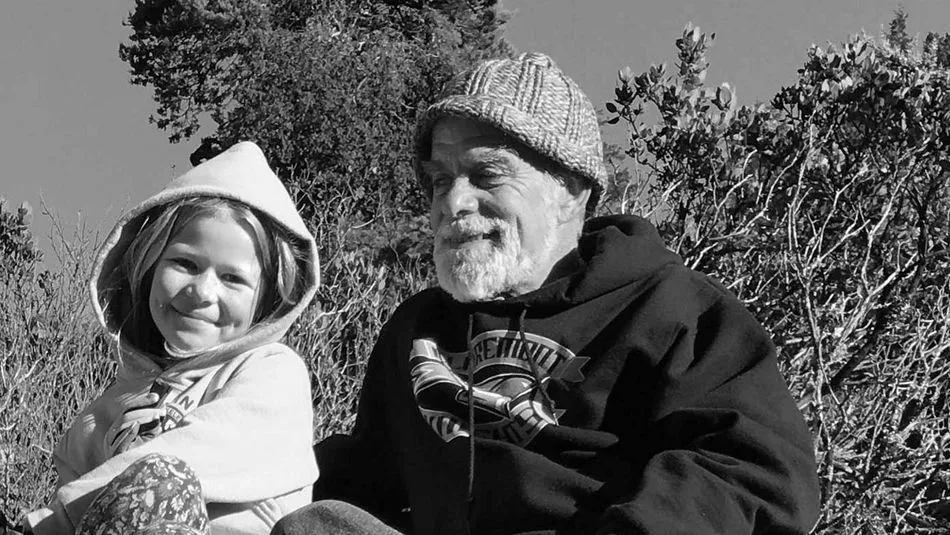 El poeta John Oliver Simon con su nieta