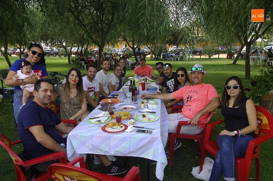 Foto 11 - Alba de Yeltes se re&uacute;ne en el recinto de las piscinas para degustar una paella gigante  
