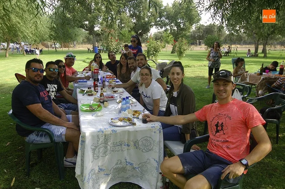 Foto 10 - Alba de Yeltes se re&uacute;ne en el recinto de las piscinas para degustar una paella gigante  