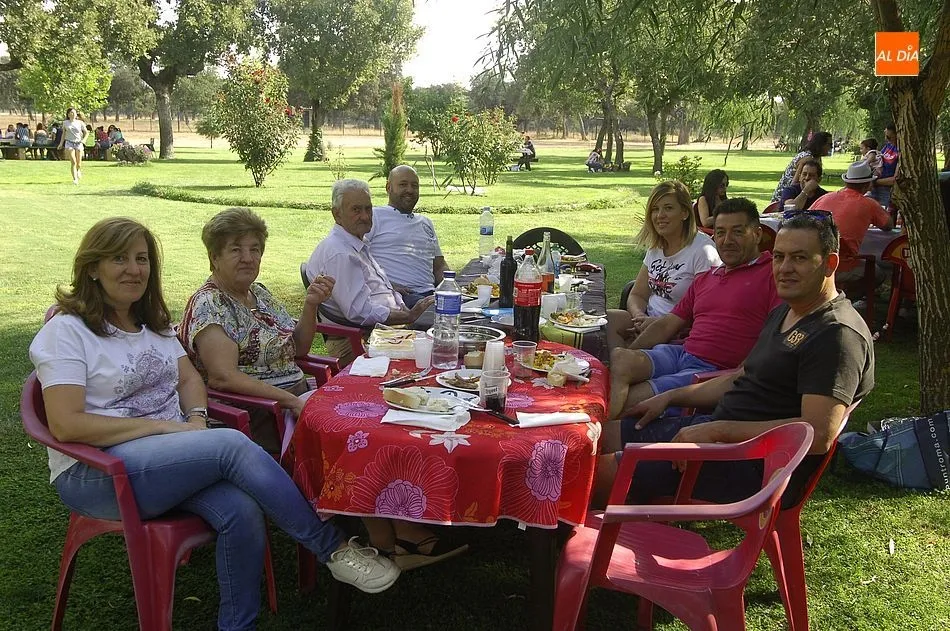 Foto 9 - Alba de Yeltes se re&uacute;ne en el recinto de las piscinas para degustar una paella gigante  