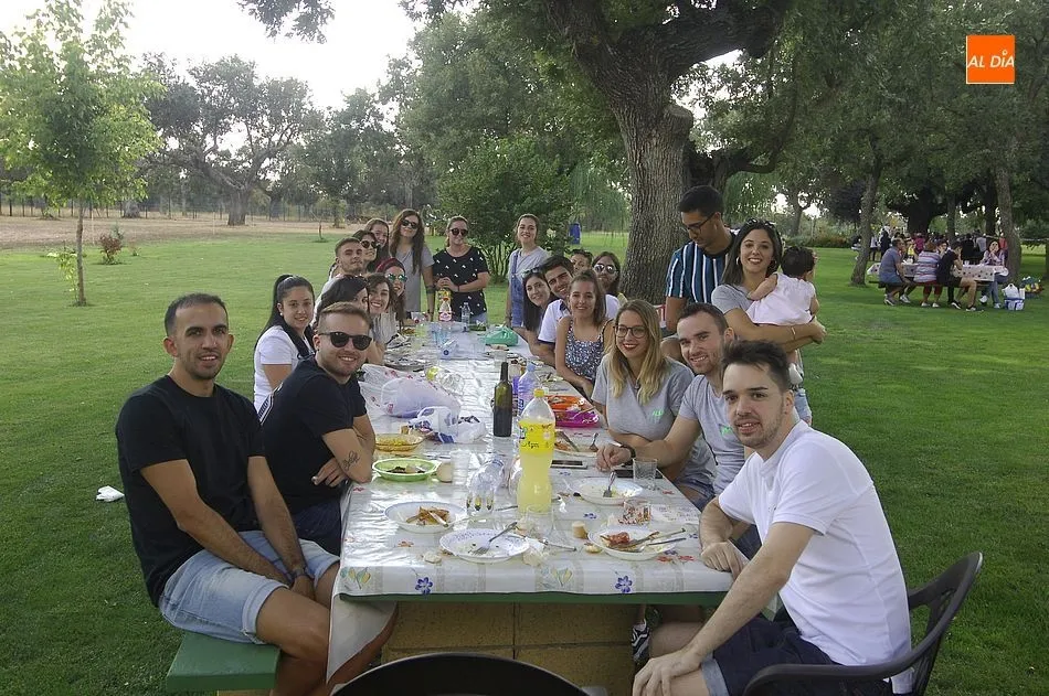 Foto 5 - Alba de Yeltes se re&uacute;ne en el recinto de las piscinas para degustar una paella gigante  