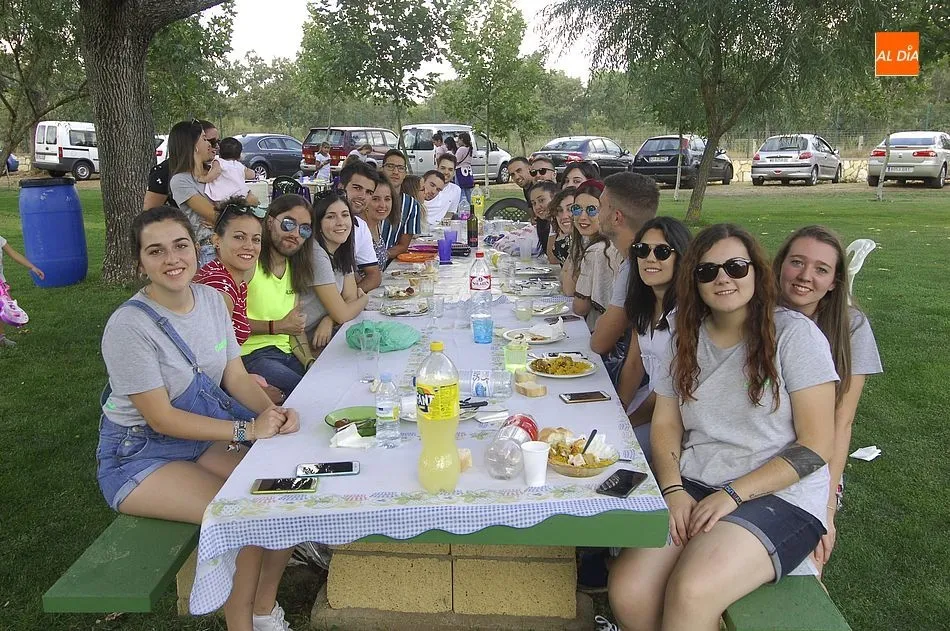 Foto 4 - Alba de Yeltes se re&uacute;ne en el recinto de las piscinas para degustar una paella gigante  