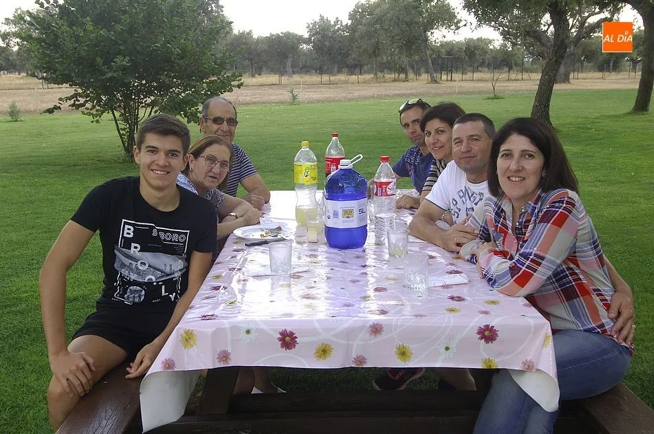 Foto 3 - Alba de Yeltes se re&uacute;ne en el recinto de las piscinas para degustar una paella gigante  
