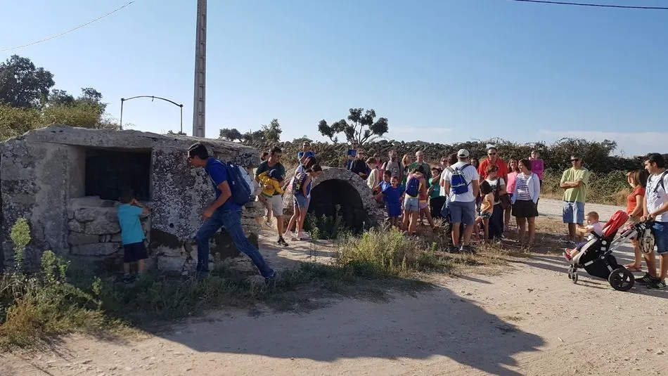 Los participantes de esta jornada realizaron una visita por el pueblo y la zona de los talleres-museos / ALEXANDRA M.
