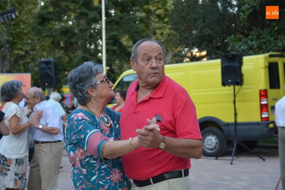 Foto 5 - Los mayores de Salamanca disfrutan de una divertida jornada de baile en La Alamedilla  