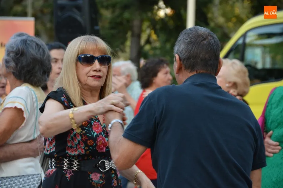 Foto 4 - Los mayores de Salamanca disfrutan de una divertida jornada de baile en La Alamedilla  