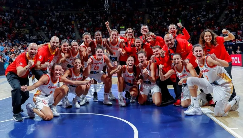 Las jugadoras de la selección celebrando su medalla. Foto: Feb