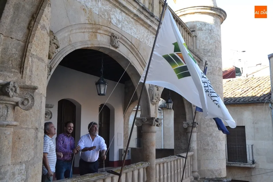 Foto 3 - Mir&oacute;briga celebra el D&iacute;a de Los Pueblos M&aacute;s Bonitos izando la bandera de la Asociaci&oacute;n  
