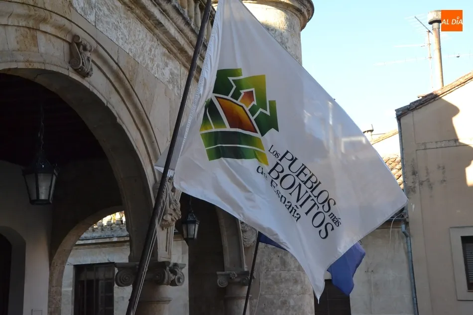 Foto 2 - Mir&oacute;briga celebra el D&iacute;a de Los Pueblos M&aacute;s Bonitos izando la bandera de la Asociaci&oacute;n  