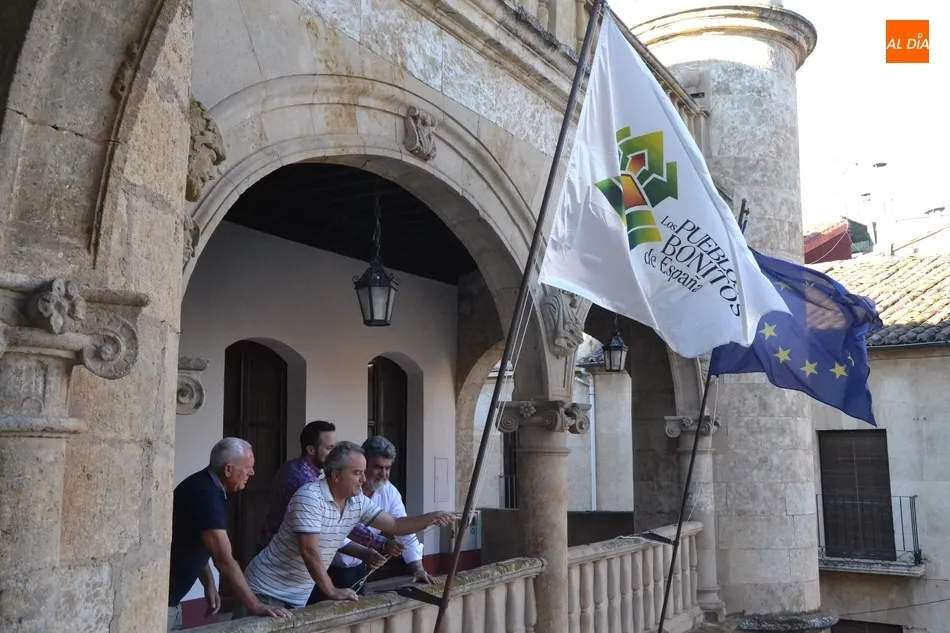 Miróbriga celebra el Día de Los Pueblos Más Bonitos izando la bandera de la Asociación  