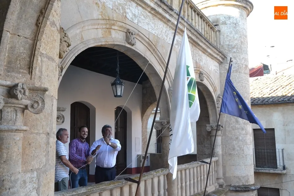 Foto 4 - Mir&oacute;briga celebra el D&iacute;a de Los Pueblos M&aacute;s Bonitos izando la bandera de la Asociaci&oacute;n  