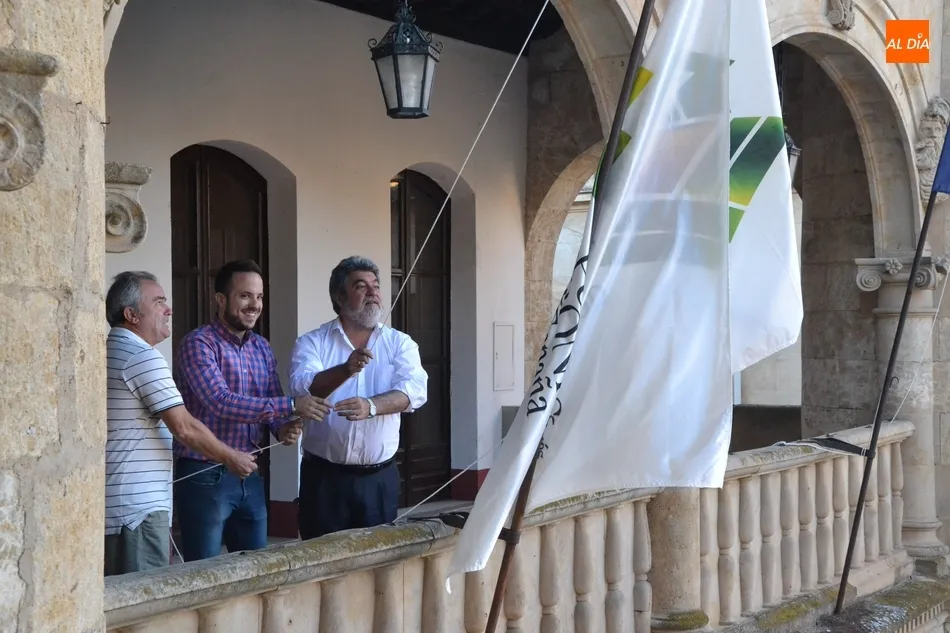 Foto 5 - Mir&oacute;briga celebra el D&iacute;a de Los Pueblos M&aacute;s Bonitos izando la bandera de la Asociaci&oacute;n  