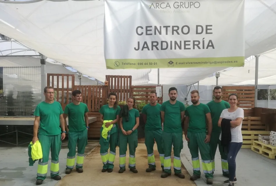 Los alumnos de Emplea Miróbriga visitan el centro de jardinería de Asprodes  