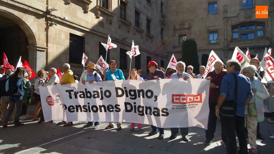 Foto 2 - Alrededor de un centenar de jubilados sale a la calle para exigir unas pensiones dignas&nbsp;