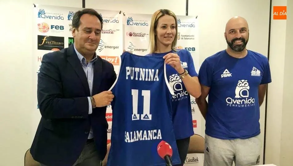 Putnina en la presentación junto al presidente y el entrenador del club charro