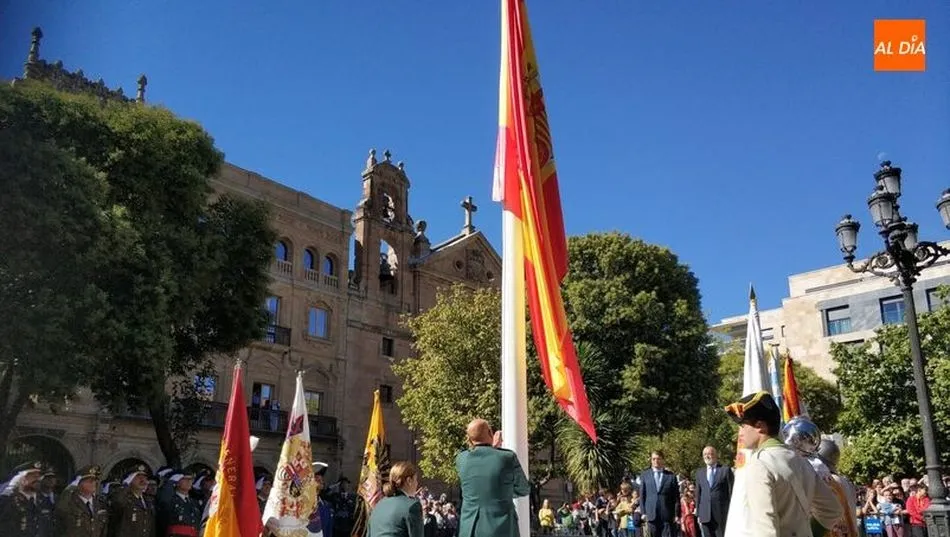 Izado de la bandera española en la Plaza de los Bandos. Fotos: Lydia González
