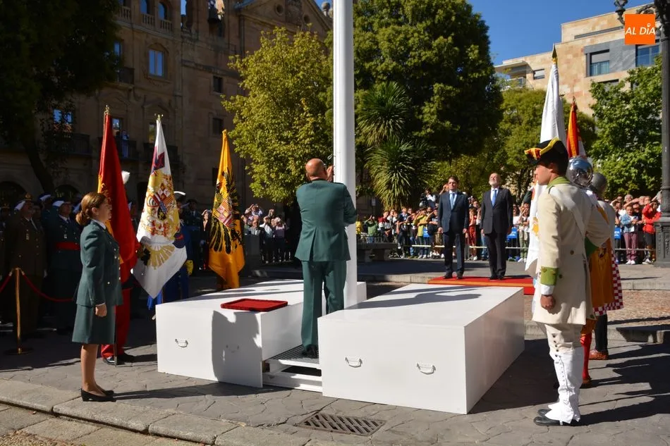 Foto 11 - Centenares de salmantinos presencian el izado de la bandera espa&ntilde;ola en Los Bandos