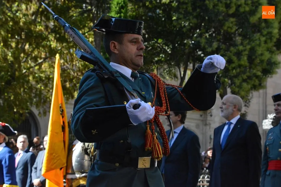 Foto 10 - Centenares de salmantinos presencian el izado de la bandera espa&ntilde;ola en Los Bandos