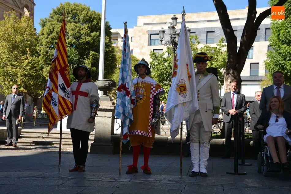 Foto 7 - Centenares de salmantinos presencian el izado de la bandera espa&ntilde;ola en Los Bandos
