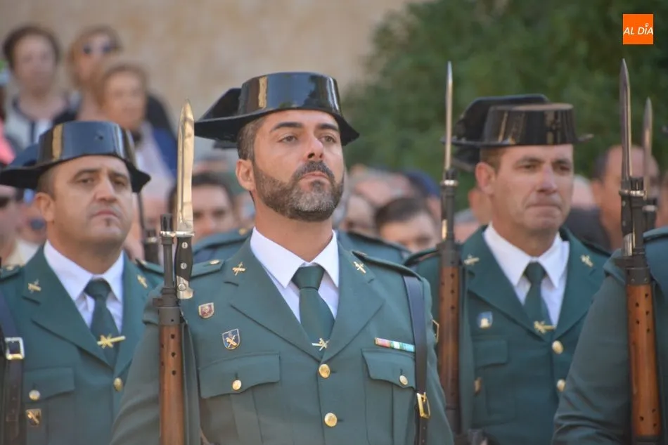 Foto 4 - Centenares de salmantinos presencian el izado de la bandera espa&ntilde;ola en Los Bandos