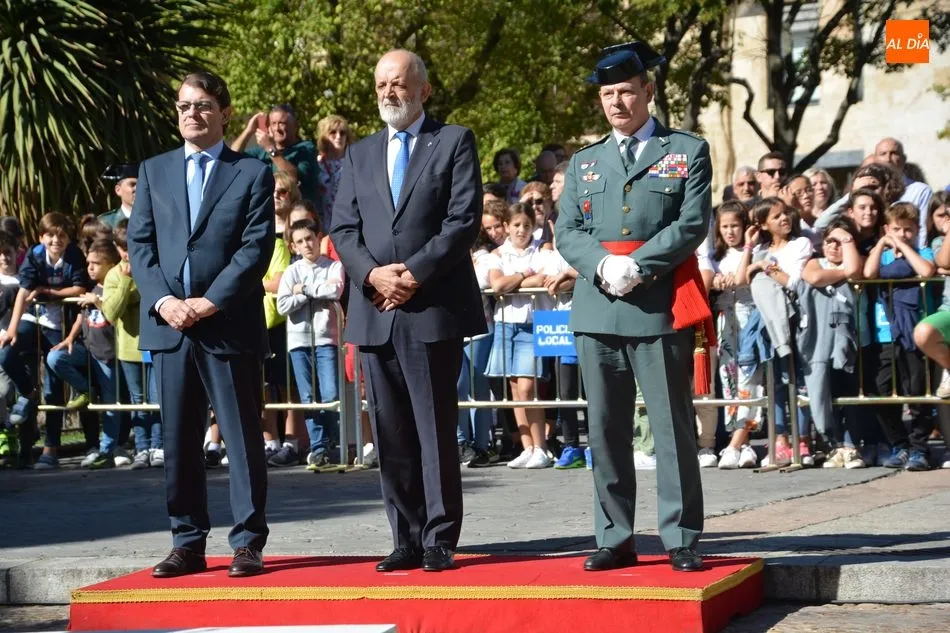 Foto 3 - Centenares de salmantinos presencian el izado de la bandera espa&ntilde;ola en Los Bandos
