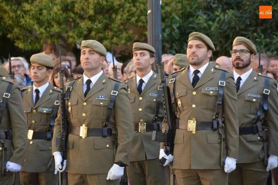 Foto 2 - Centenares de salmantinos presencian el izado de la bandera espa&ntilde;ola en Los Bandos