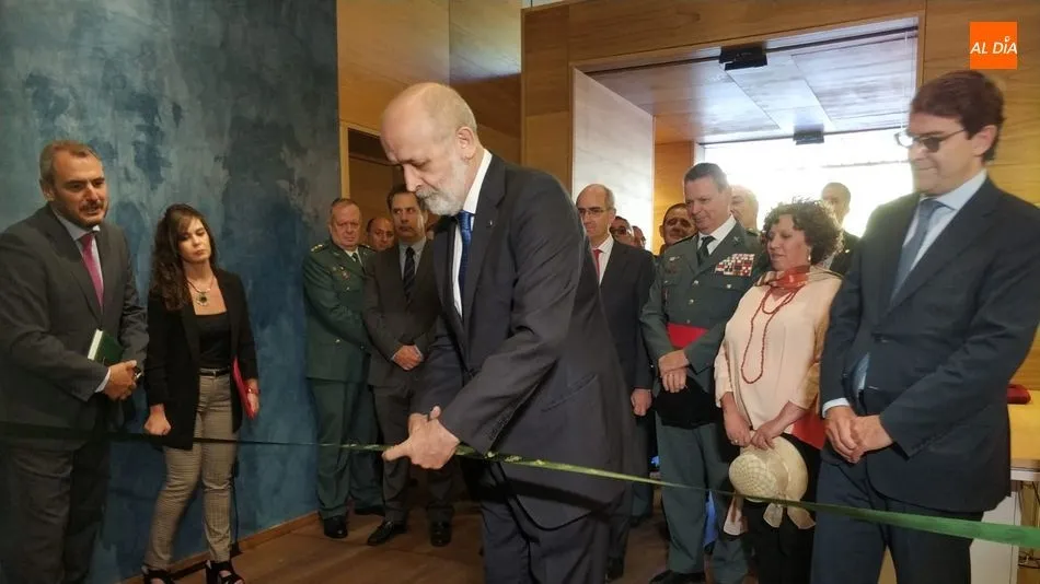 Félix Azón inaugura la exposición sobre el pasado y el presente de la Guardia Civil. Fotos: Lydia González