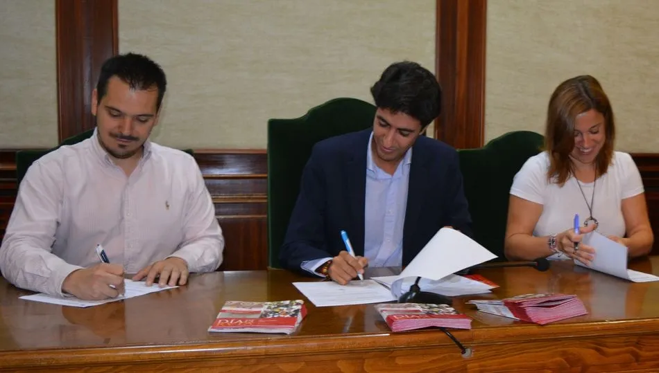 Firma del acuerdo de colaboración entre los representantes de Baños de Montemayor, Bejar y Hervás