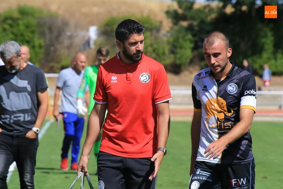 Adrián Llano se retira lesionado ante el Atlético de Madrid B.