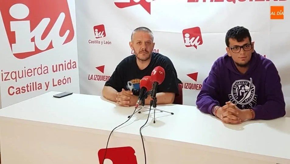 El coordinador local de IU, Francisco Javier Herrero, junto al estudiante Juan Alessandro Schirinzi