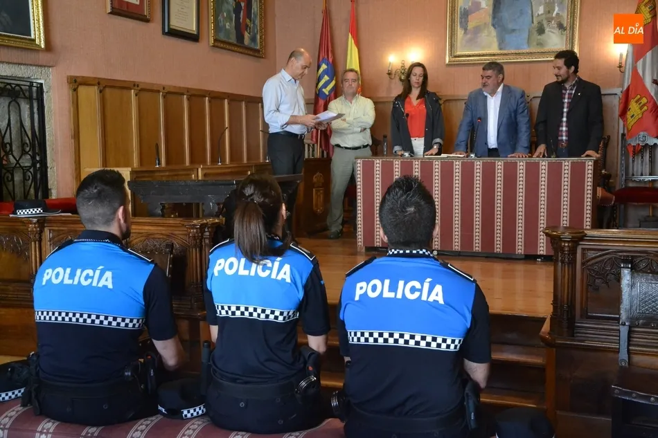 Foto 8 - Los tres nuevos polic&iacute;as locales de Ciudad Rodrigo toman posesi&oacute;n de sus plazas  