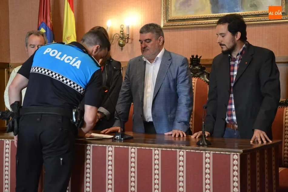 Foto 4 - Los tres nuevos polic&iacute;as locales de Ciudad Rodrigo toman posesi&oacute;n de sus plazas  