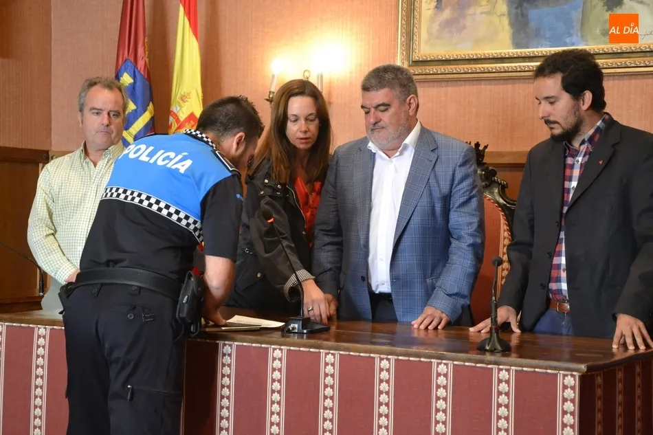 Foto 6 - Los tres nuevos polic&iacute;as locales de Ciudad Rodrigo toman posesi&oacute;n de sus plazas  