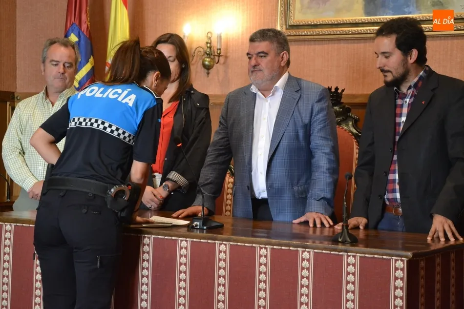 Foto 5 - Los tres nuevos polic&iacute;as locales de Ciudad Rodrigo toman posesi&oacute;n de sus plazas  