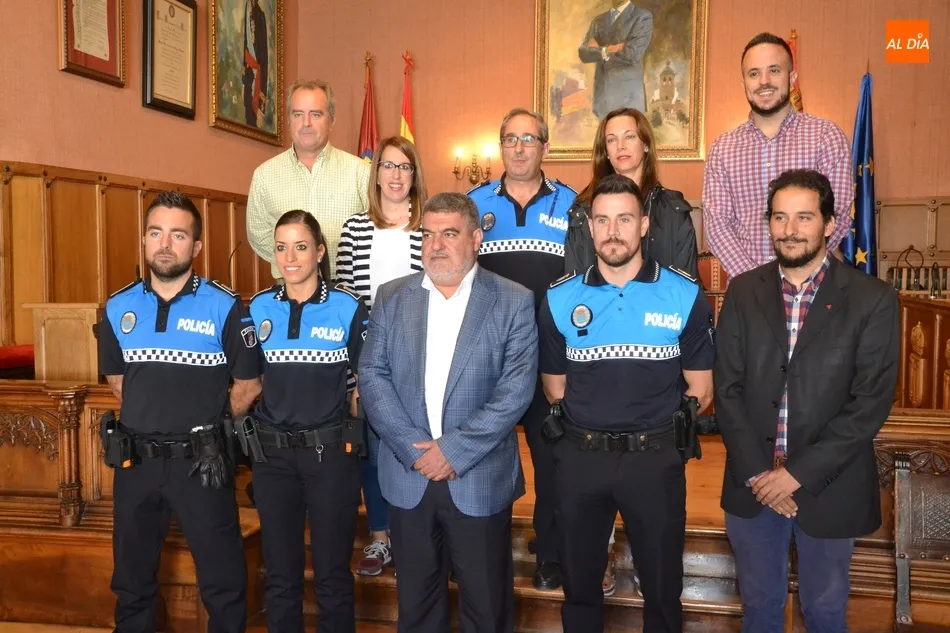 Foto 2 - Los tres nuevos polic&iacute;as locales de Ciudad Rodrigo toman posesi&oacute;n de sus plazas  