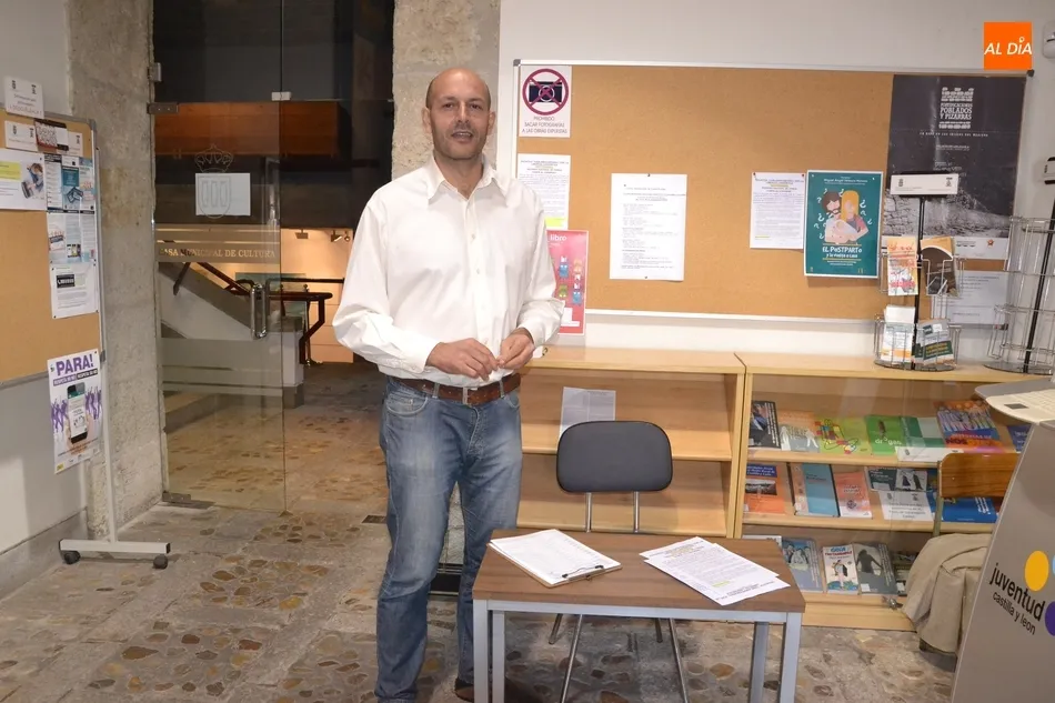 Día de recogida de firmas en la Casa de la Cultura en defensa del español  