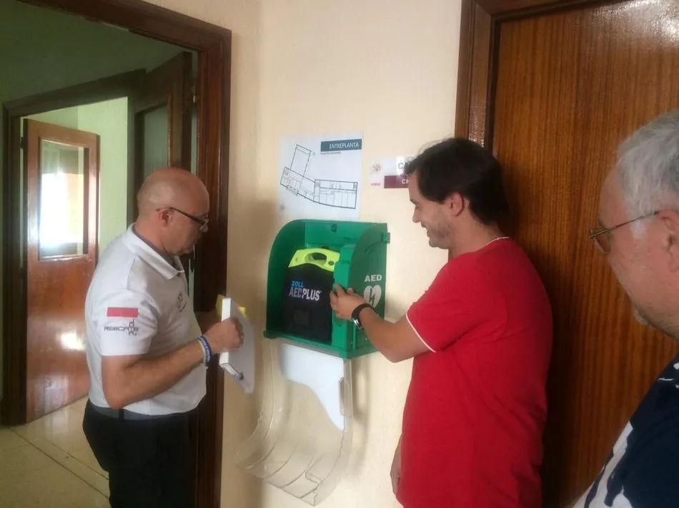 Foto 10 - Los profesores del colegio San Juan Bosco participan en una clase para aprender a utilizar el...