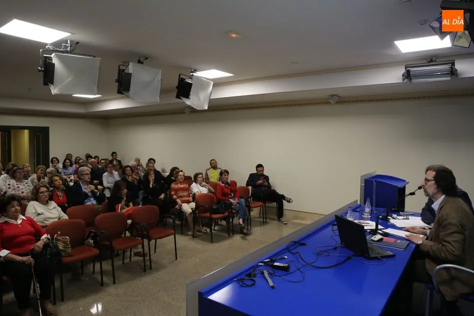 Foto 4 - Los profesores del colegio San Juan Bosco participan en una clase para aprender a utilizar el...