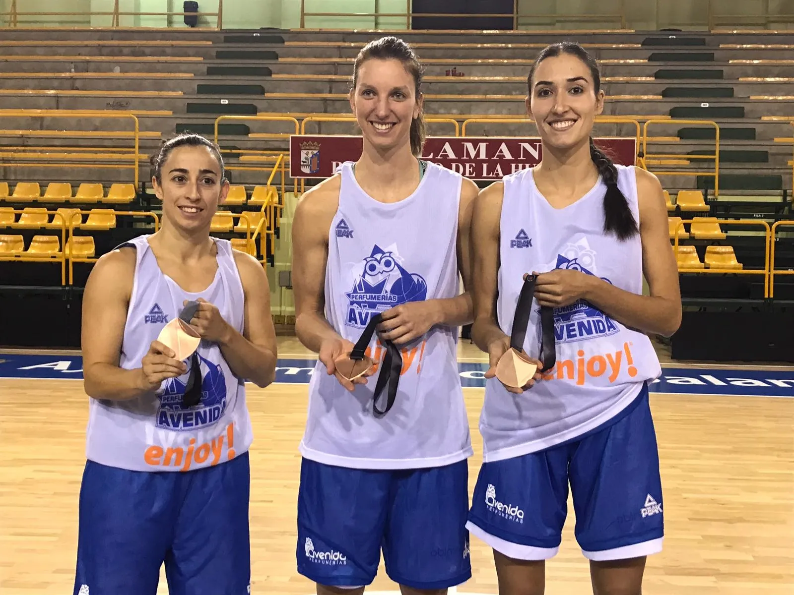 Foto 4 - Perfumer&iacute;as Avenida recupera a sus mundialistas espa&ntilde;olas, que lograron el bronce
