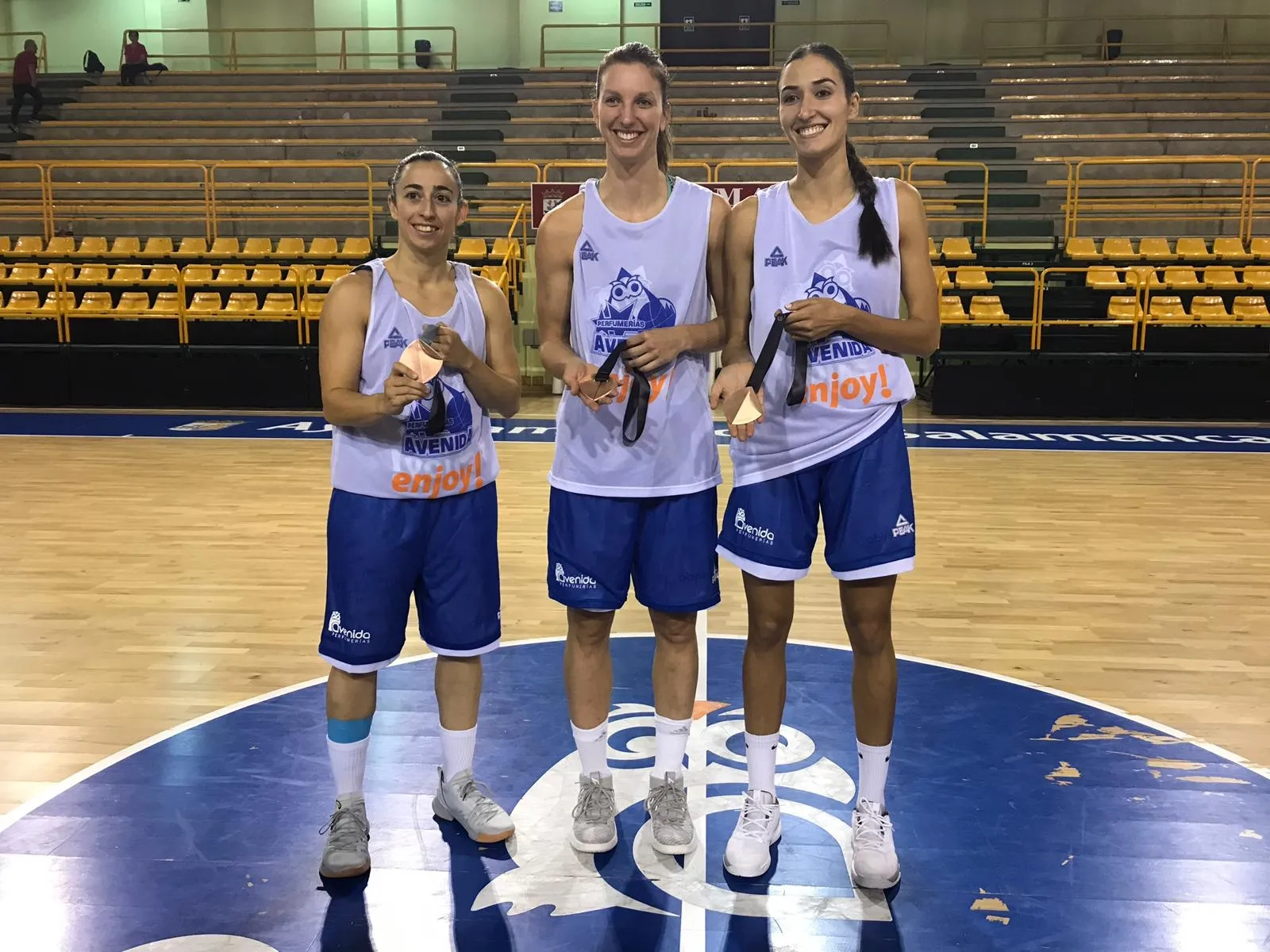 Foto 3 - Perfumer&iacute;as Avenida recupera a sus mundialistas espa&ntilde;olas, que lograron el bronce