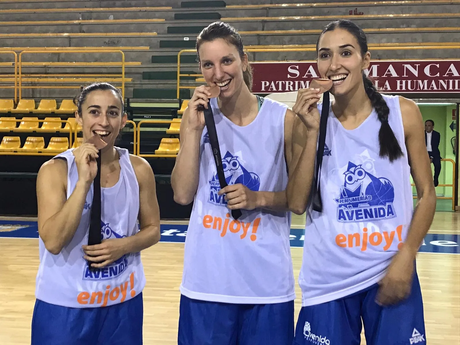 Las tres mundialistas muerden la medalla de bronce conseguida en Tenerife
