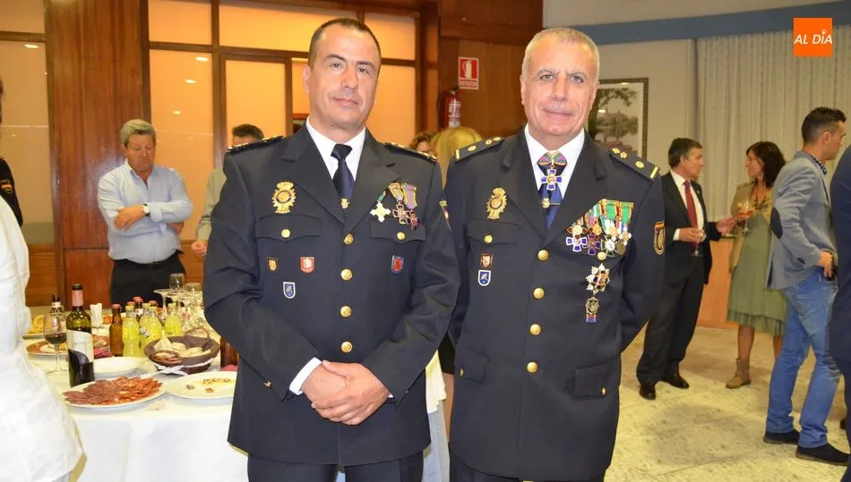 De i. a d. Luis Arteaga y Miguel Martín y jefe y secretario de la comisaría local de la Policía Nacional