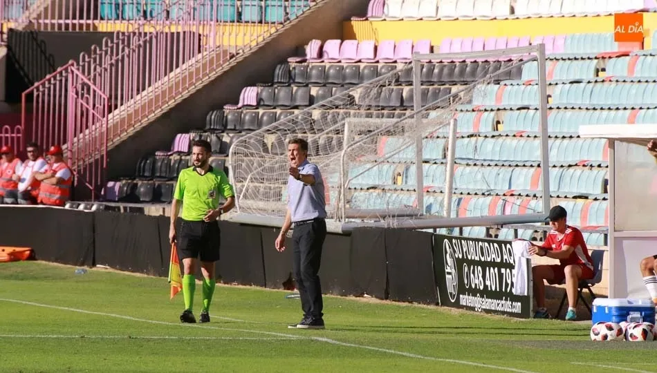 Campos dando instrucciones en el último partido del Salamanca CF UDS en el Helmántico ante el Guijuelo. Foto: Alberto Martín