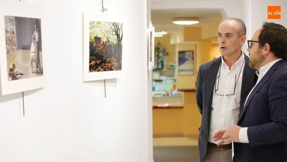 El fotógrafo Luis Carlos Santiago Martín, junto al concejal de Juventud, Daniel Llanos, en su visita a esta muestra. Foto de Alberto Martín