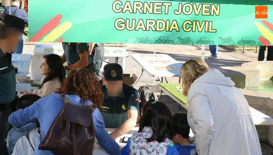 Mesa informativa de la Guardia Civil en la plaza de Los Bandos. Foto de Alberto Martín